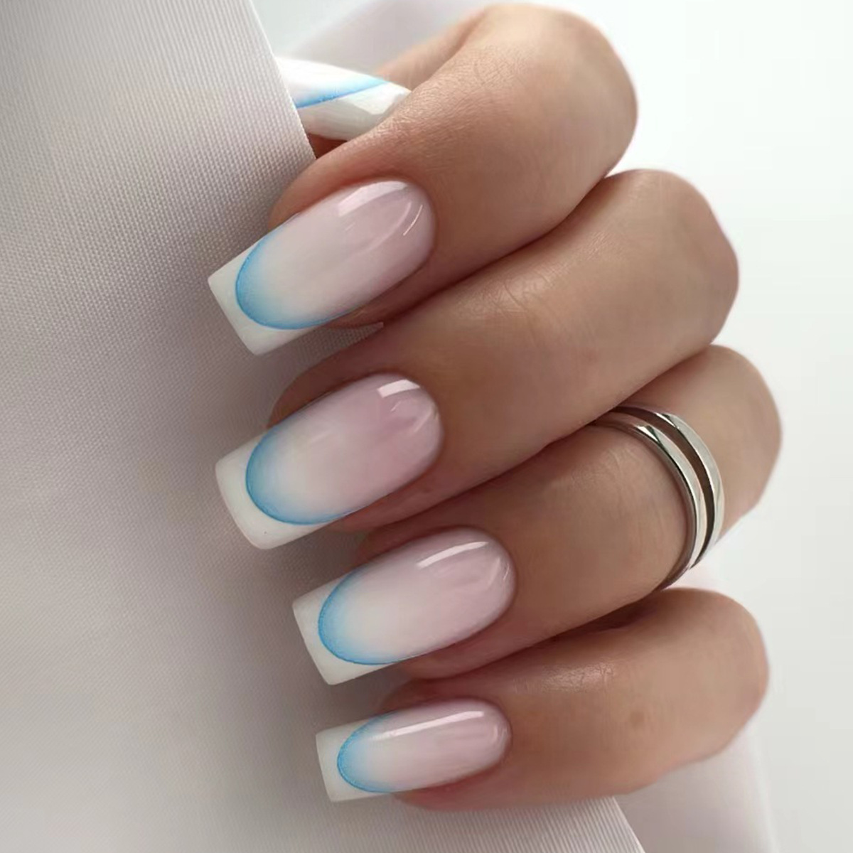 24 قطعة الأظافر وهمية الانتهاء - مراجعة Nail Art Red وسعره