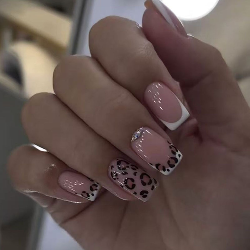 24 قطعة الأظافر وهمية الانتهاء - مراجعة Nail Art Red وسعره